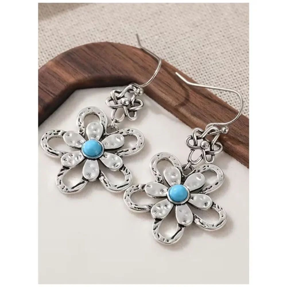 NWT Boho Western Flower Petal Earrings Artisan Hammered Inlaid Faux Turquoise